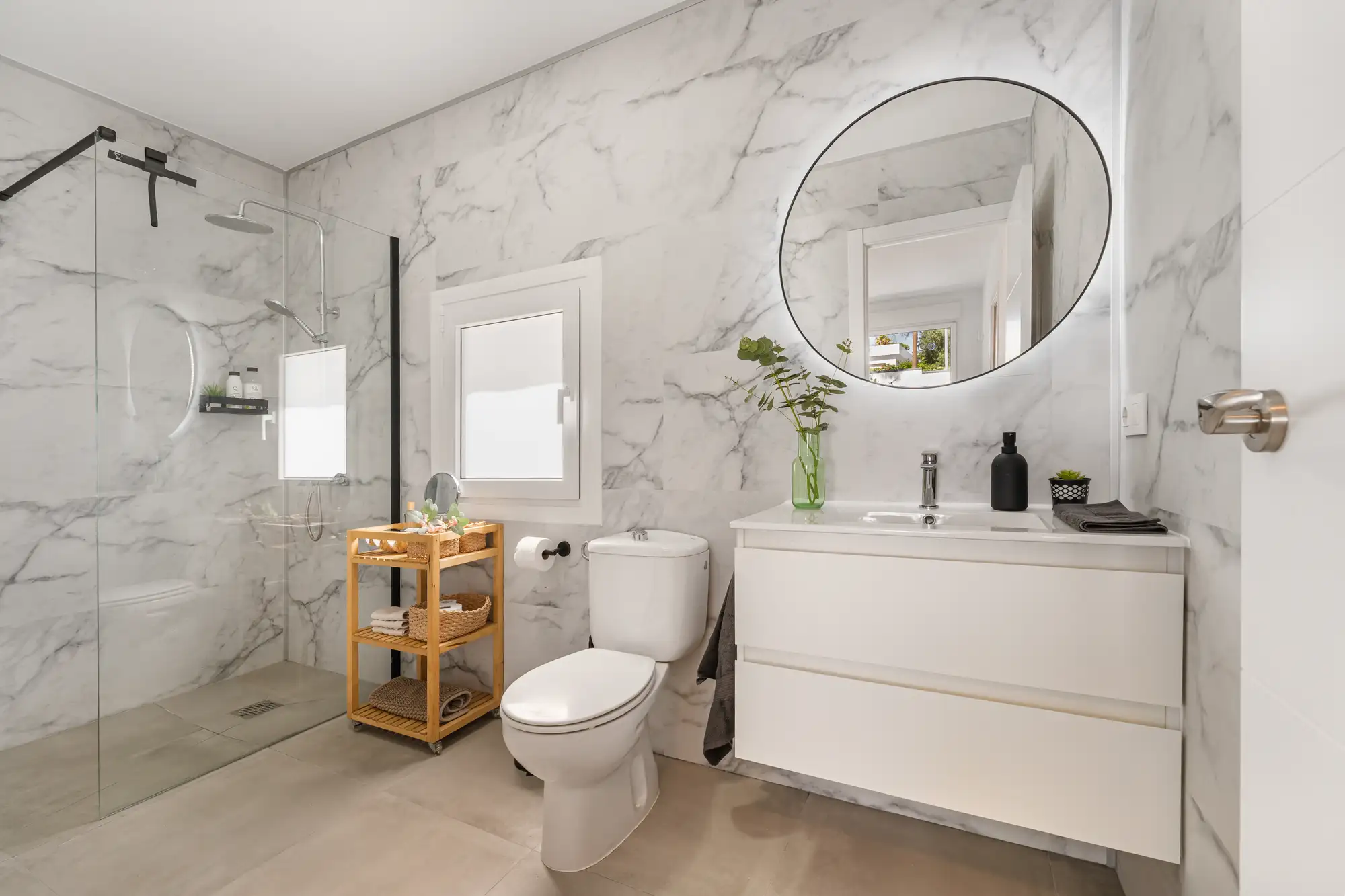 En-suite bathroom in marble finish with walk-in shower