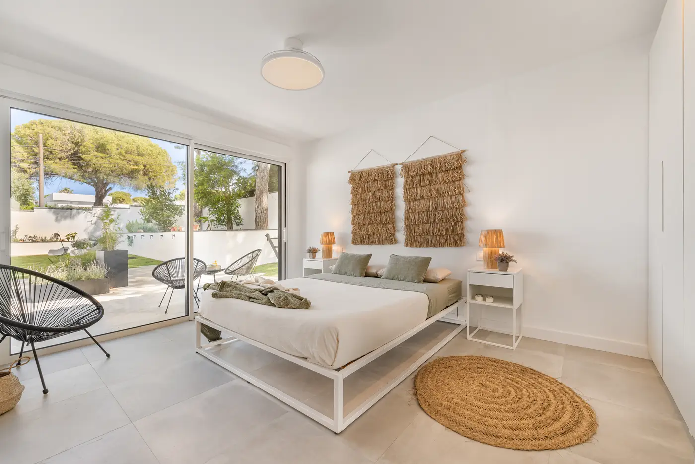 Hauptschlafzimmer mit Gartenblick