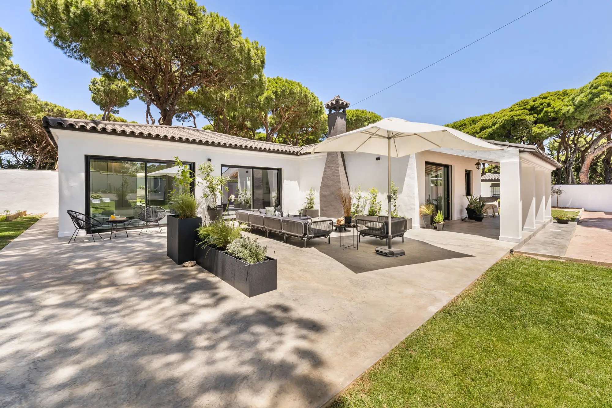 Covered terrace with outdoor lounge and parasol